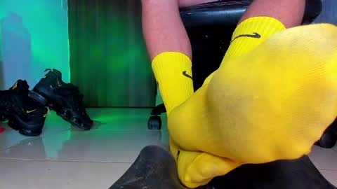 Snapshot of sir_kev66 chatting on April 23, 4:46 am only foot worshipers here online show from April 23, 4:46 am