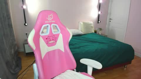 Snapshot of sira_fey chatting on October 6, 6:49 pm Sheils online show from October 6, 6:49 pm