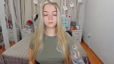 SirenaBloom online show from October 31, 5:30 am