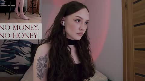 Snapshot of sirenaswhisper chatting on April 22, 10:33 pm Goddess Sirena online show from April 22, 10:33 pm