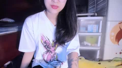 Snapshot of sisi_baby chatting on October 7, 6:54 am julila online show from October 7, 6:54 am