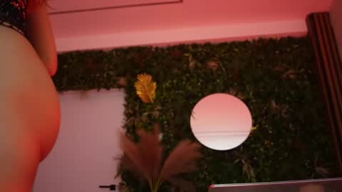 Snapshot of sisi_von_dee chatting on May 16, 7:01 pm Dee online show from May 16, 7:01 pm