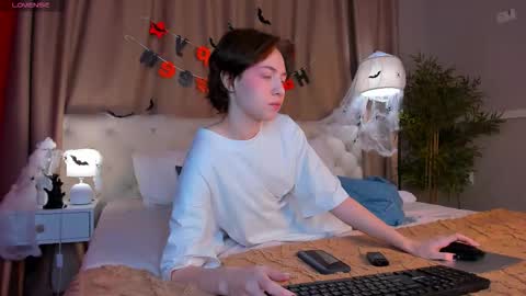 Snapshot of skelerata chatting on October 25, 1:13 am Emily online show from October 25, 1:13 am