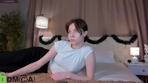 Snapshot of skelerata chatting on December 2, 1:00 am Emily online show from December 2, 1:00 am