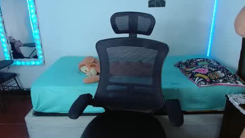 Snapshot of skinny__hott chatting on March 2, 12:01 pm Lorena online show from March 2, 12:01 pm