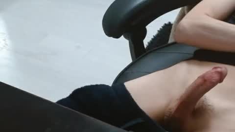 Snapshot of skinnybody2 chatting on December 22, 12:07 am Ty online show from December 22, 12:07 am