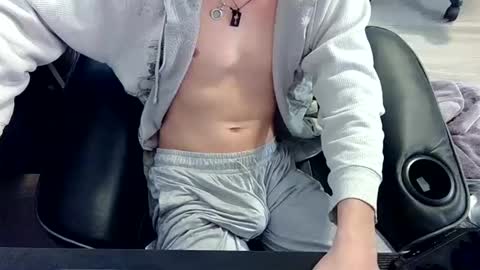 Snapshot of skrogdog chatting on April 20, 5:05 pm skrogdog online show from April 20, 5:05 pm