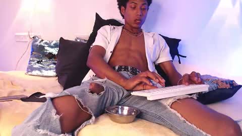 sky_walkerss online show from February 20, 2:41 am