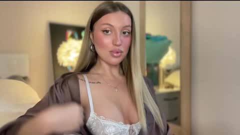 GARRY AND SOPHIA online show from December 4, 8:50 pm