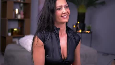 Snapshot of skylerlune chatting on April 23, 3:52 am Skyler online show from April 23, 3:52 am