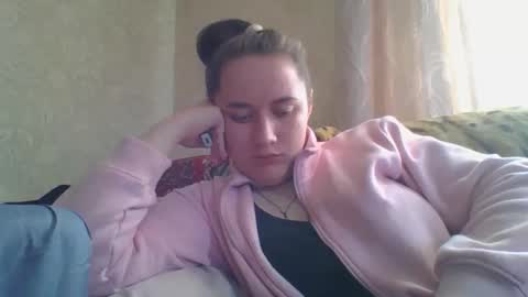 skyressie333 online show from April 1, 5:41 am