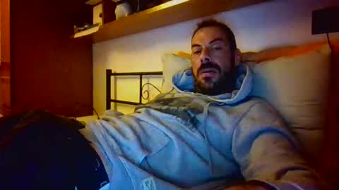 Snapshot of slevin1983 chatting on November 25, 8:31 pm slevin online show from November 25, 8:31 pm