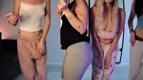 Snapshot of slimbaby69 chatting on March 8, 3:39 am Ivi online show from March 8, 3:39 am