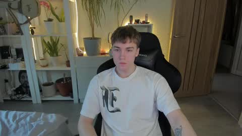 Snapshot of slippery_baby chatting on February 10, 10:53 am Mila online show from February 10, 10:53 am