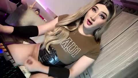 Snapshot of slut_bigcock chatting on July 13, 10:29 am Nathalie online show from July 13, 10:29 am