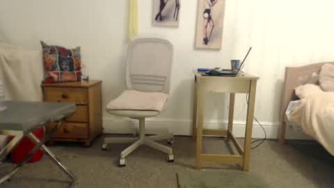 Snapshot of slutsuzy chatting on January 27, 9:44 pm Slut Suzy online show from January 27, 9:44 pm