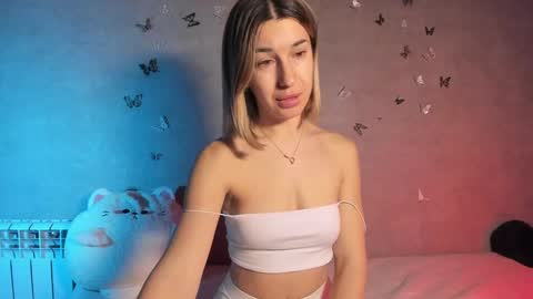 Snapshot of smaillev chatting on February 22, 9:37 pm Melani online show from February 22, 9:37 pm