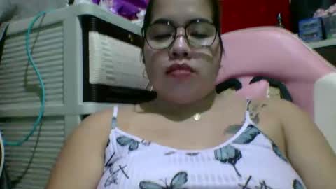 Snapshot of small_boobs59 chatting on April 24, 2:41 pm Lovewella online show from April 24, 2:41 pm