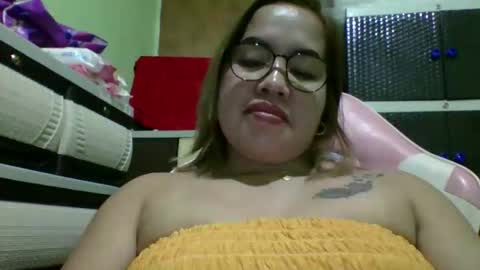 Snapshot of small_boobs59 chatting on May 3, 4:46 pm Lovewella online show from May 3, 4:46 pm