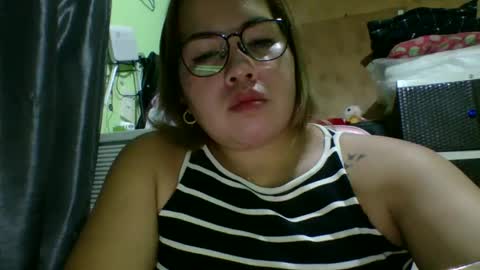 Snapshot of small_boobs59 chatting on May 6, 2:33 pm Lovewella online show from May 6, 2:33 pm