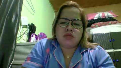 Snapshot of small_boobs59 chatting on May 10, 4:23 pm Lovewella online show from May 10, 4:23 pm