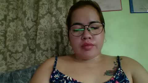 Snapshot of small_boobs59 chatting on May 15, 5:03 am Lovewella online show from May 15, 5:03 am