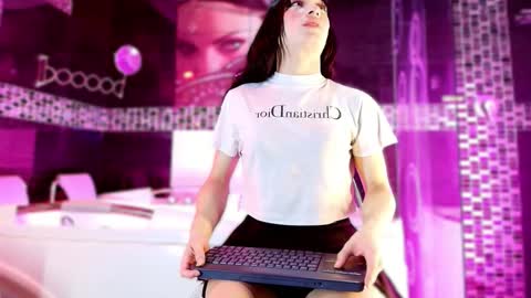 Small Hot19 online show from December 18, 11:05 am