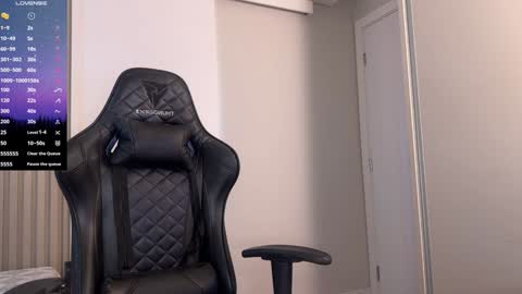 Snapshot of smilee_girl chatting on December 12, 5:59 pm Emily Burns online show from December 12, 5:59 pm