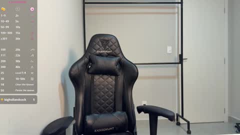 Snapshot of smilee_girl chatting on October 31, 7:04 pm Emily Burns online show from October 31, 7:04 pm