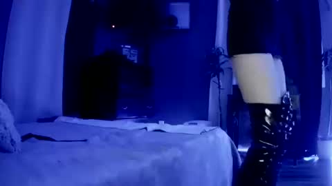 Snapshot of smokeingbitch420 chatting on October 11, 4:44 am love bug online show from October 11, 4:44 am