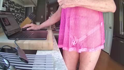 smthbtm53 online show from April 10, 1:38 pm