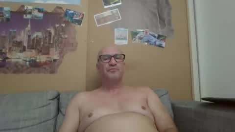 Snapshot of sneakerboy18 chatting on June 16, 4:42 pm sneakerboy18 online show from June 16, 4:42 pm