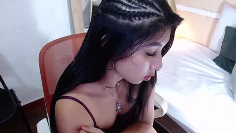 Snapshot of sneakyy_fantasy chatting on January 3, 4:00 am Hellen online show from January 3, 4:00 am