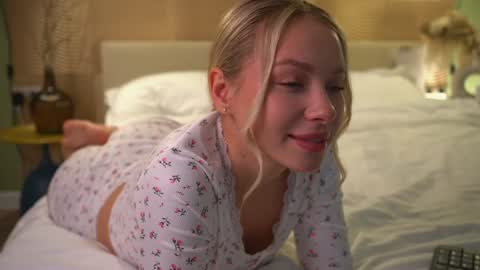 Snapshot of snow_is_falling chatting on December 6, 11:54 am Candice Snow online show from December 6, 11:54 am