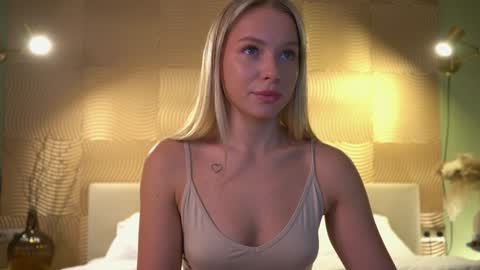 Snapshot of snow_is_falling chatting on December 8, 1:36 pm Candice Snow online show from December 8, 1:36 pm