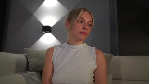 Snapshot of snow_is_falling chatting on January 23, 6:24 pm Candice Snow online show from January 23, 6:24 pm