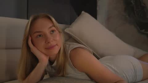 Snapshot of snow_is_falling chatting on March 12, 12:36 pm Candice Snow online show from March 12, 12:36 pm