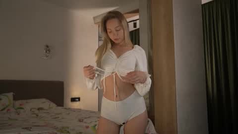 Snapshot of snow_is_falling chatting on November 21, 2:16 pm Candice Snow online show from November 21, 2:16 pm