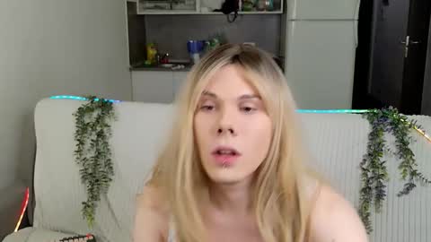 Snapshot of snowwgirll chatting on February 28, 10:11 pm Snowwgirlls online show from February 28, 10:11 pm