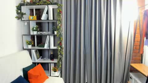 Snapshot of snuggleglow chatting on February 7, 5:11 am Polly online show from February 7, 5:11 am