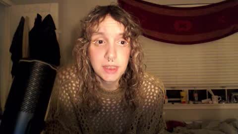 Snapshot of soffpurr chatting on November 6, 7:42 am Lilytea online show from November 6, 7:42 am