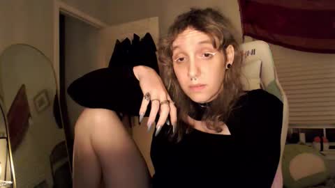 Snapshot of soffpurr chatting on November 7, 7:19 am Lilytea online show from November 7, 7:19 am