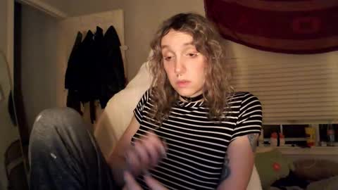 Snapshot of soffpurr chatting on November 10, 2:21 am Lilytea online show from November 10, 2:21 am