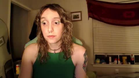 Snapshot of soffpurr chatting on November 17, 12:27 am Lilytea online show from November 17, 12:27 am