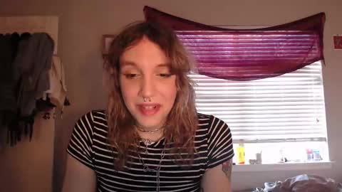 Snapshot of soffpurr chatting on December 2, 9:21 pm Lilytea online show from December 2, 9:21 pm