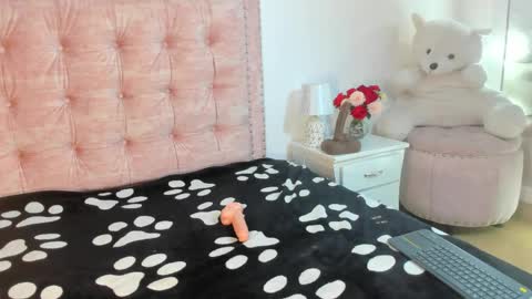 sofianixonn online show from April 17, 12:30 pm