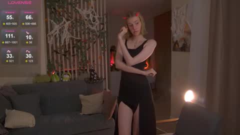 Snapshot of sofiapure18 chatting on October 31, 8:32 pm Sofia Help me overcome shynes with 100 thumbs up online show from October 31, 8:32 pm