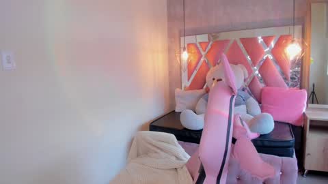 Snapshot of sofii_miller_ chatting on December 6, 6:28 pm online show from December 6, 6:28 pm