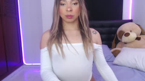 Snapshot of sofiievans_ chatting on December 2, 12:41 am online show from December 2, 12:41 am