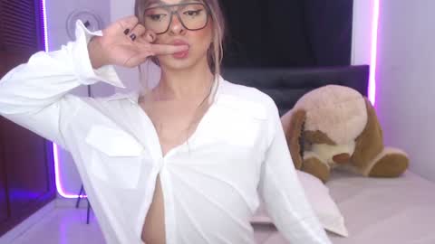 Snapshot of sofiievans_ chatting on December 6, 10:08 pm online show from December 6, 10:08 pm